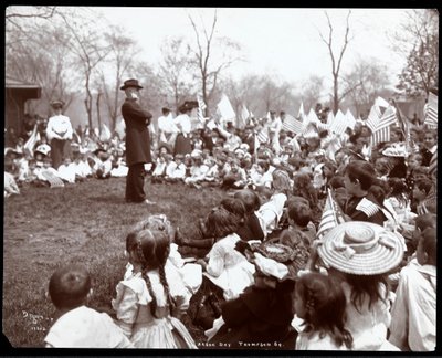 Kinderen kijken naar een entertainer op Arbor Day in Tompkins Square Park, New York, 1904 door Byron Company